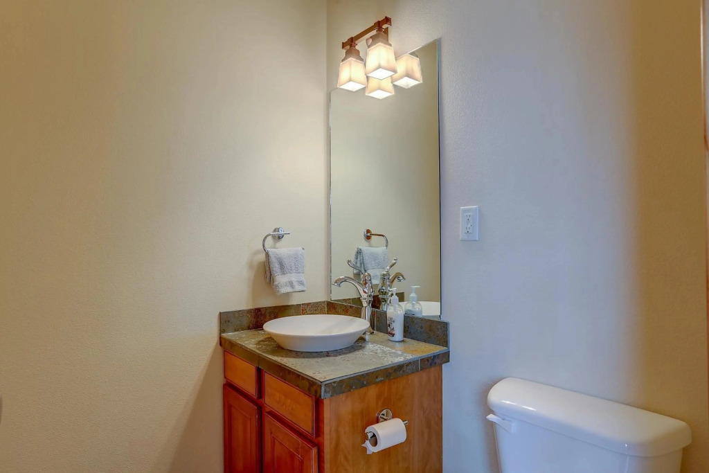 Spacious B2 Townhome with Fireplace and BBQ on the Deck by RedAwning