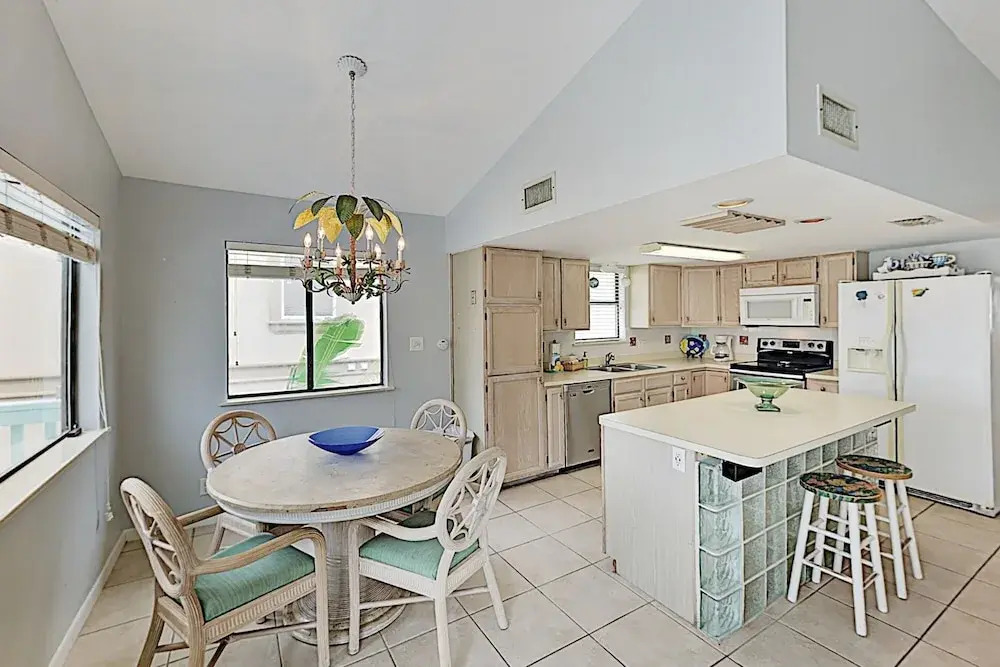 Island W/ Private Pool & Spa, Steps To Beach 3 Bedroom Home
