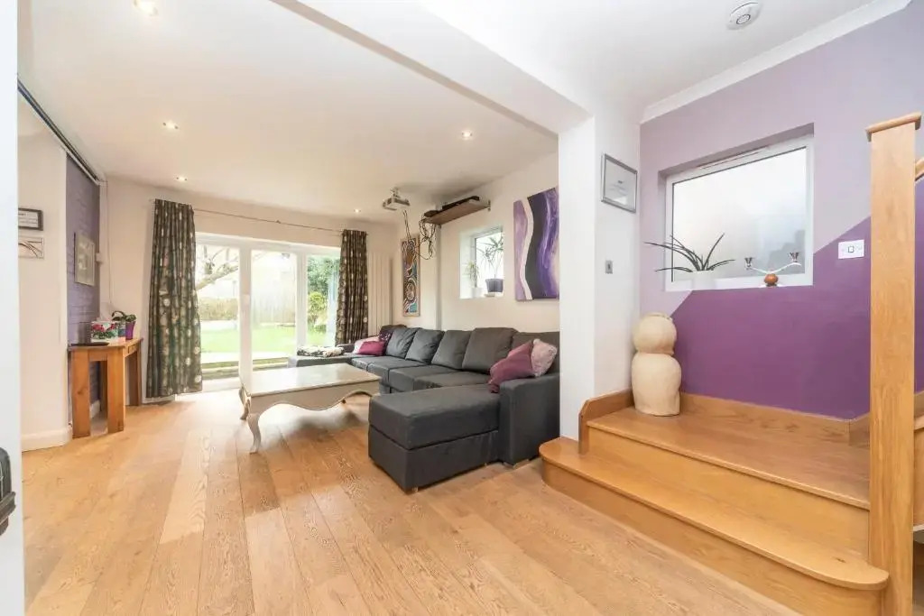 6 bedrooms beautiful home 3 bathrooms, quiet location with garden near Legoland Windsor Heathrow