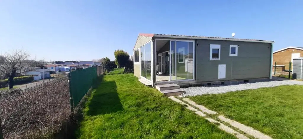 Bungalow de 2 chambres avec piscine partagee jardin amenage et wifi a Grandcamp Maisy