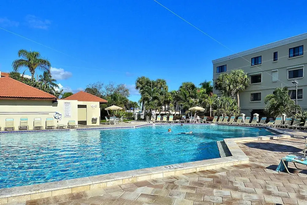 Land's End 405 Building 11 TOP Floor/beachfront Condo