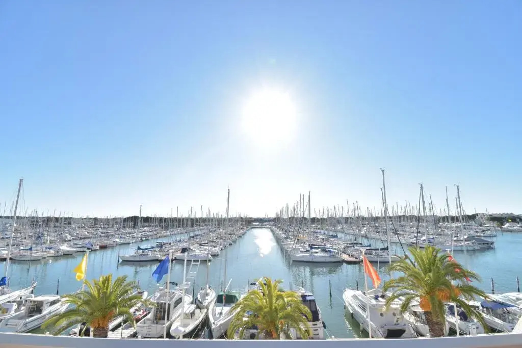 Studio cabine vue port grand pavois M
