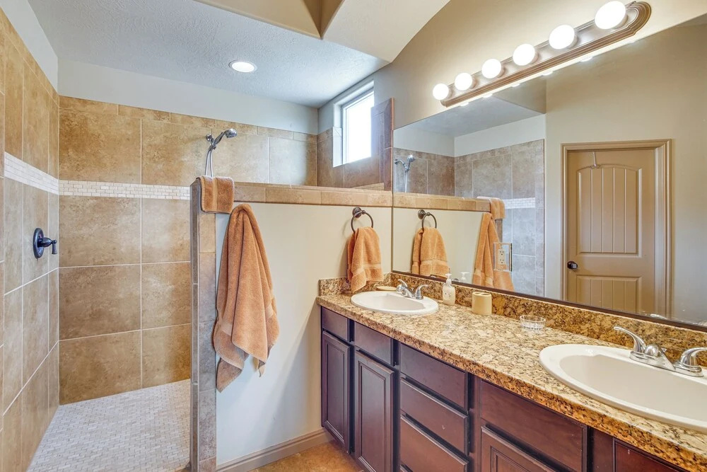 Hike, Golf & Try Your Luck! Mtn-view Mesquite Home