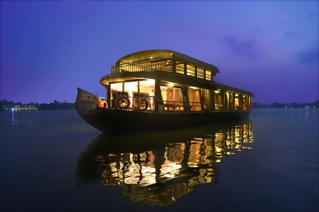 Upper Deck Houseboats