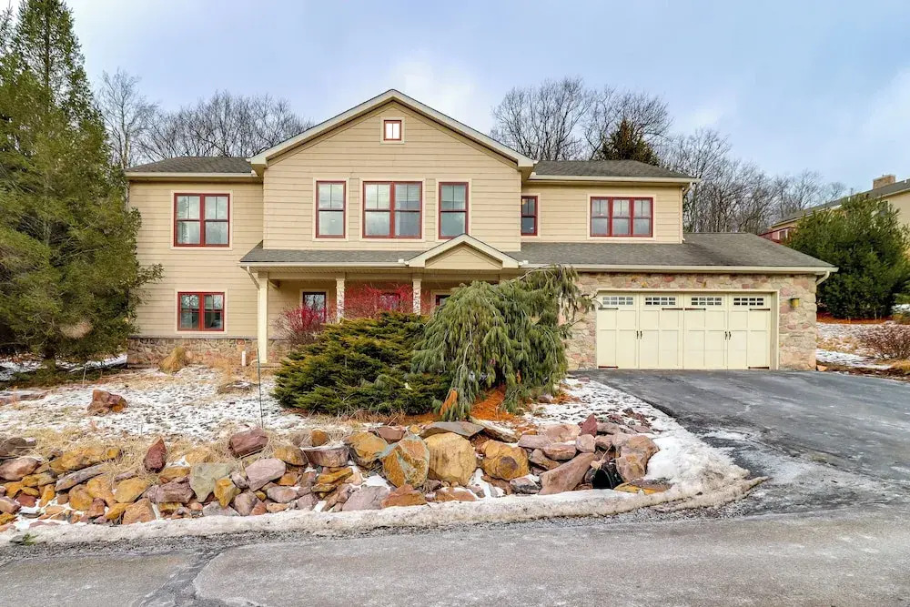 Walk to Big Boulder Mtn & Lake, Home w/ Hot Tub
