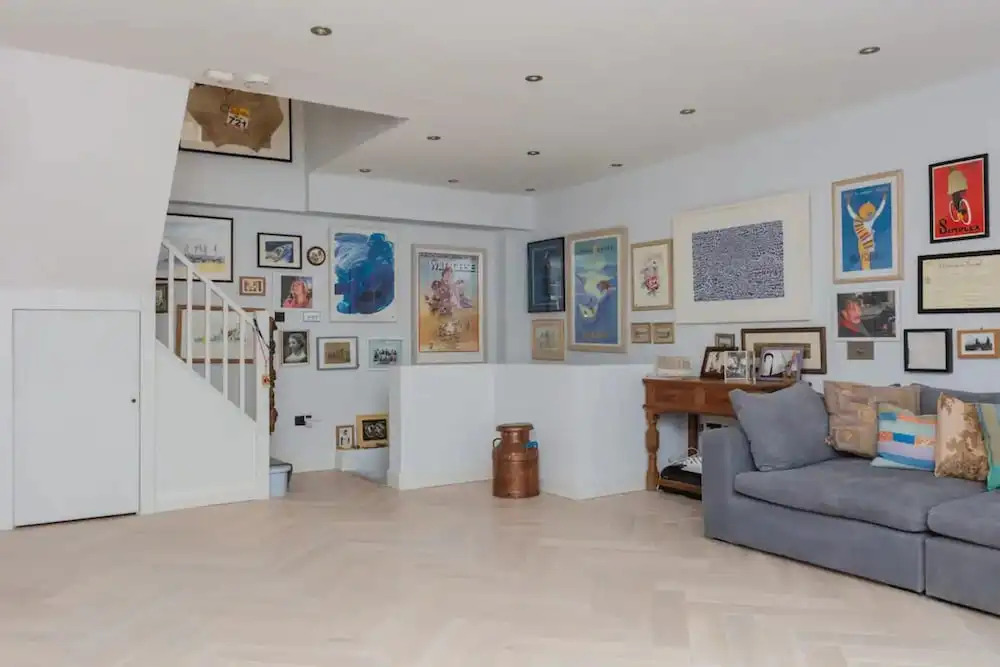 Contemporary 2 Bedroom House in Vibrant Shepherds Bush