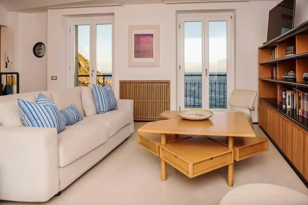 Carattino 12: Idyllic Seafront Family Retreat