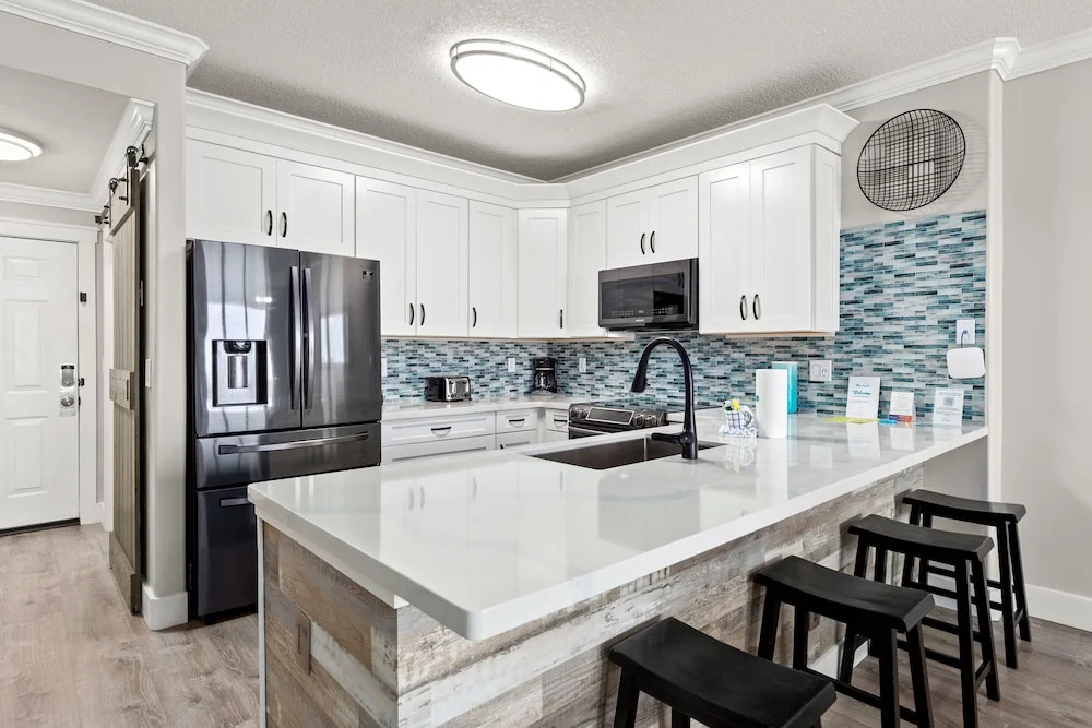 Beautiful Ocean Views! 2-Bedroom, 2-Bathroom! Resort Pools