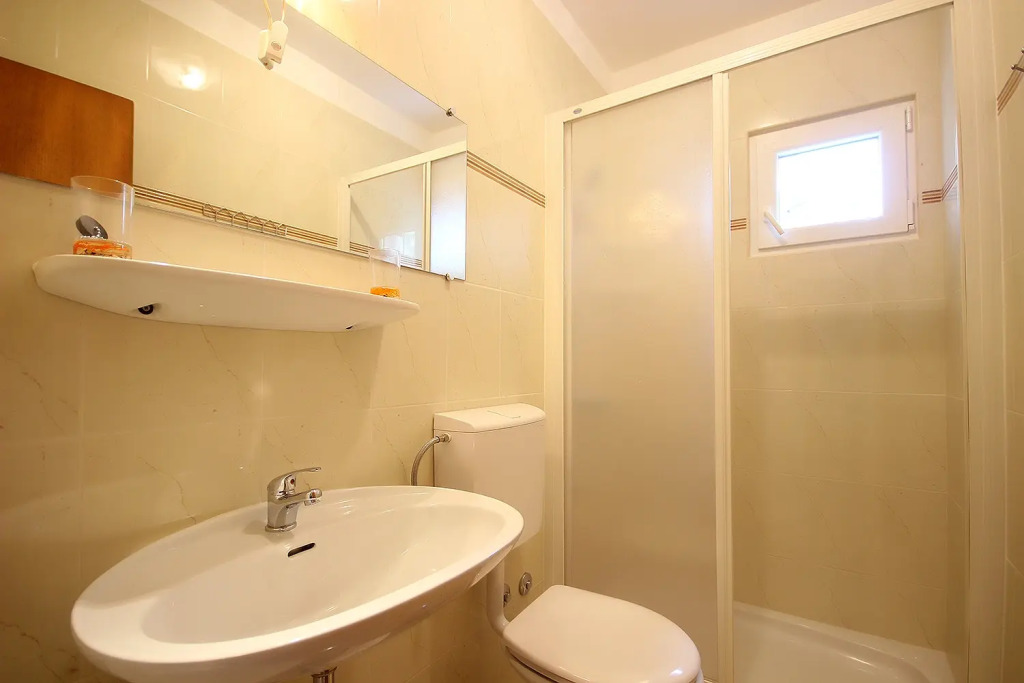 Apartment Dino - apartments with hot tub: A3 Novalja, Island Pag