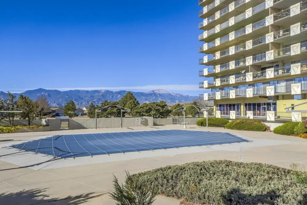 1BD Luxury Condo Cocktail Lounge Beautiful Views