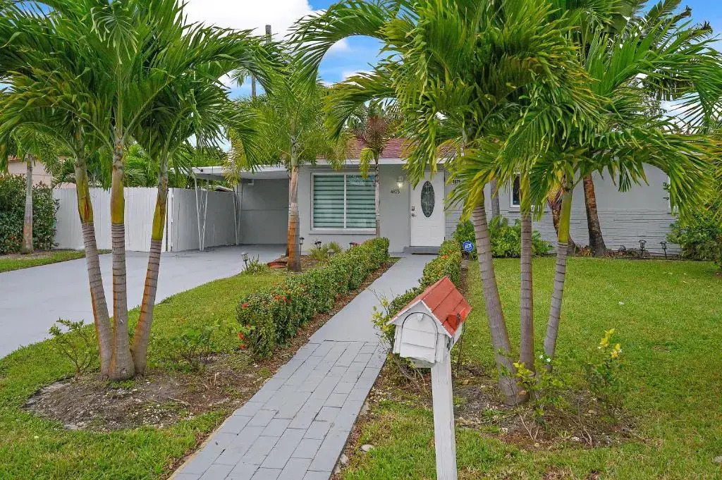 **Modern 3Bedroom W/ Stunning Backyard Area**