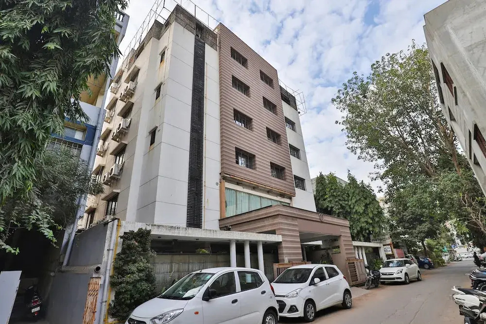 Oyo 27662 Varma Palace