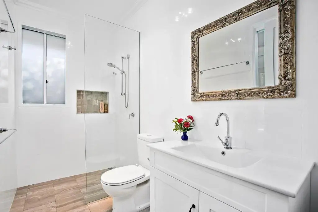 Jetty Splendour Guest Bedroom with Bathroom en-suite B'nB