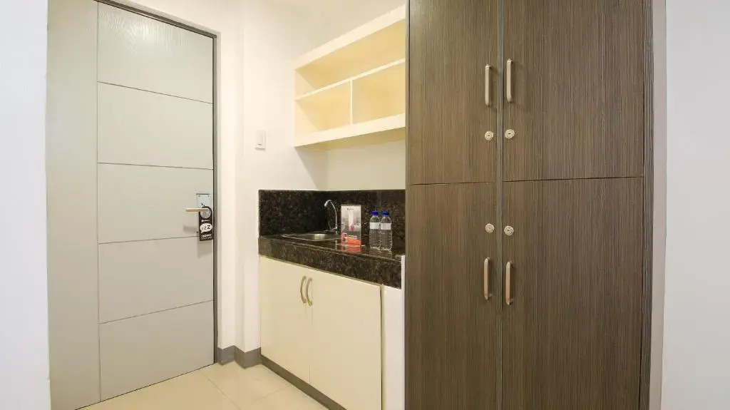 RedDoorz Plus @ Jardin Suites Guadalupe Nuevo