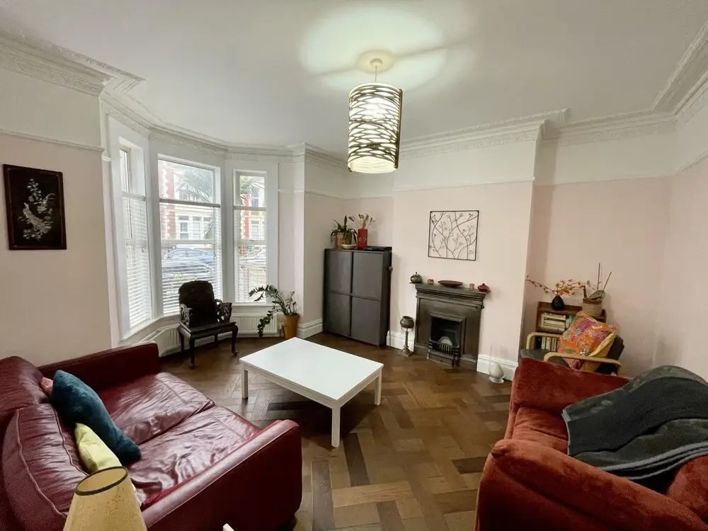 Colourful 3BD Home With Garden in Southville