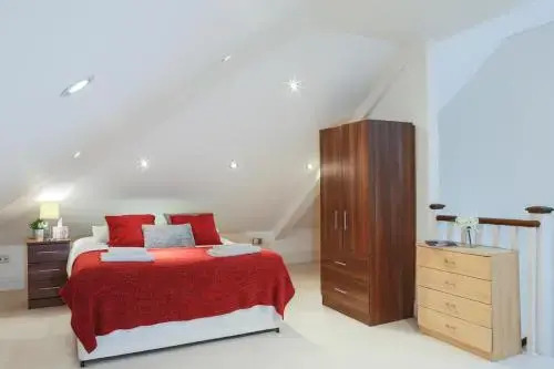 Finchley Central - Spacious Triplex