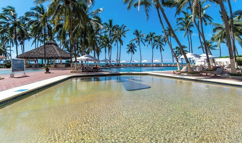 Beachfront 2BR Condo - Pool - Blue Flag Beach