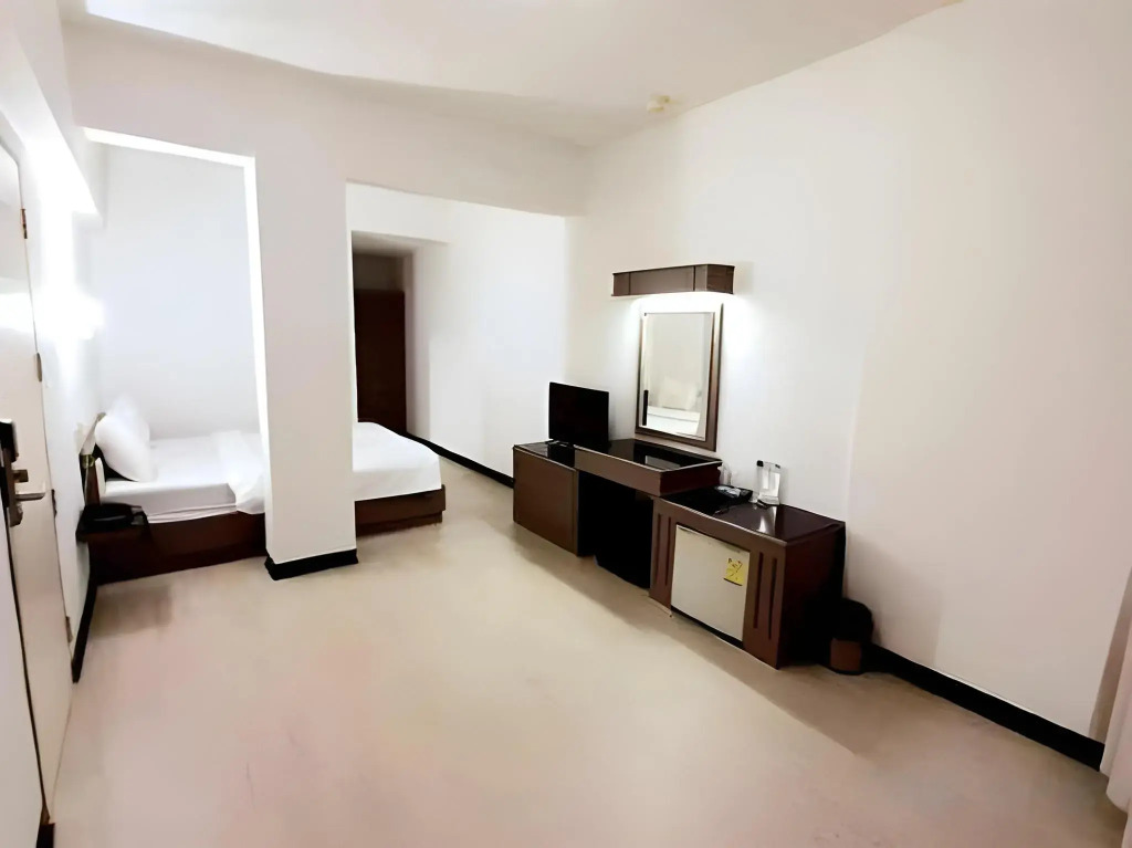 Hi Season Hotel