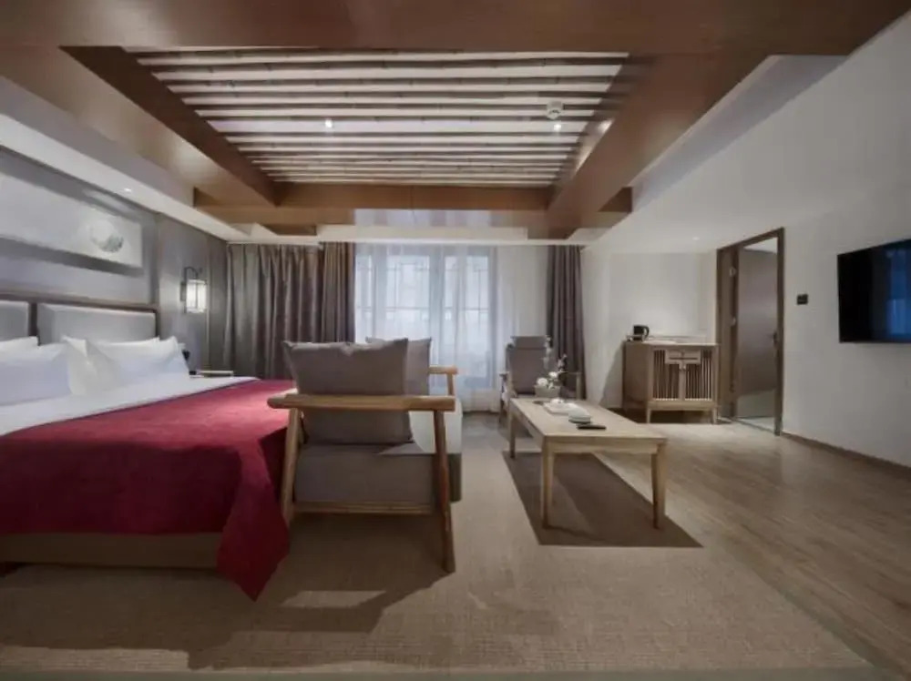 Qianna Bianyuan Hotel