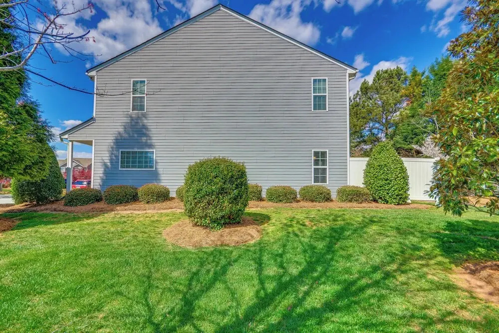 Cozy Greensboro Townhome w/ Community Pool & Grill