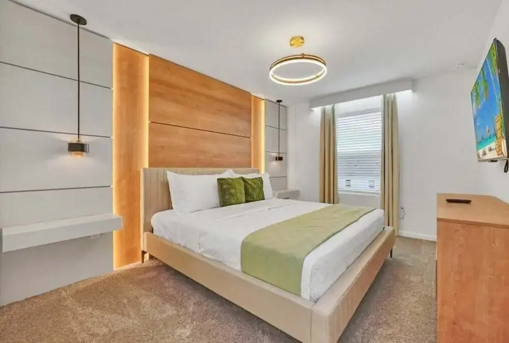 5 Bed 4.5 Bath Townhouse W/ Pool Solara 2307dist 5 Bedroom Townhouse