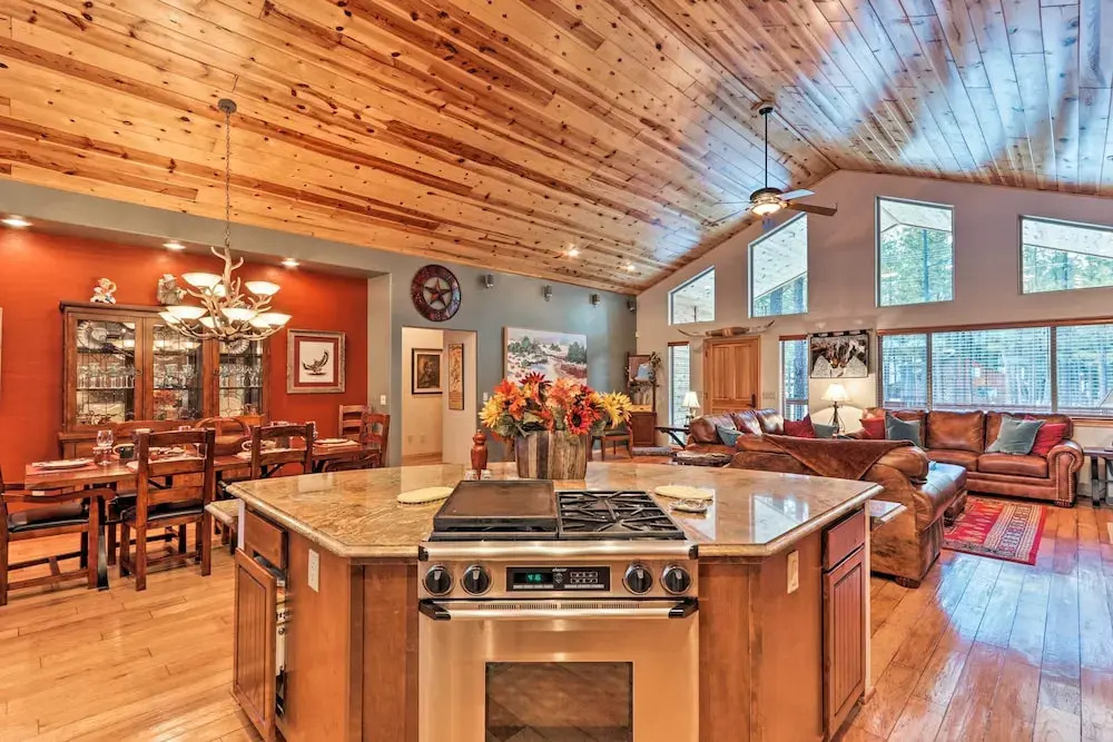< 3 Mi to Pinetop Country Club: Luxe Cabin w/ Deck