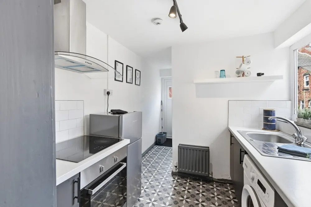 Stylish 3BR Gateshead Home Free Parking Sleeps 6