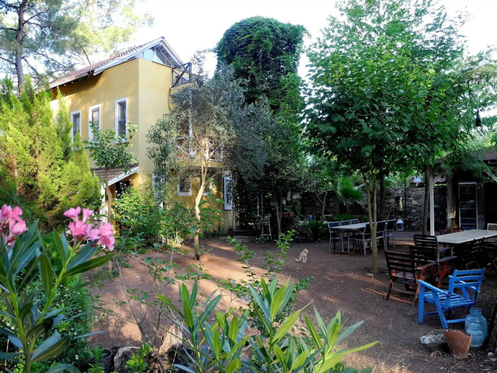 Daphne House