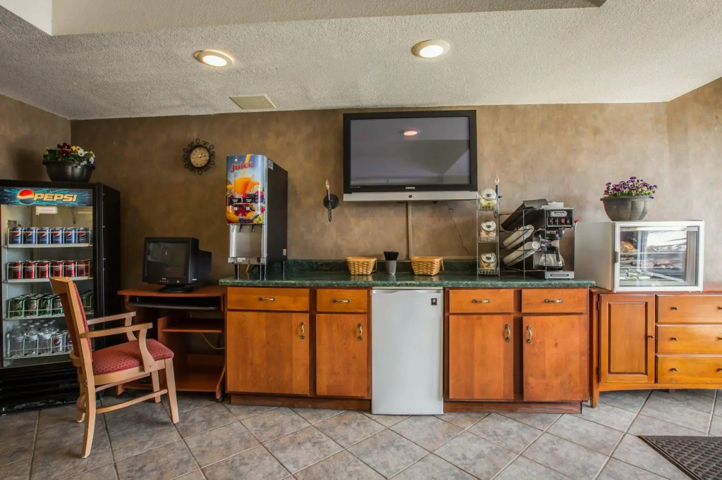 Rodeway Inn & Suites near Outlet Mall - Asheville