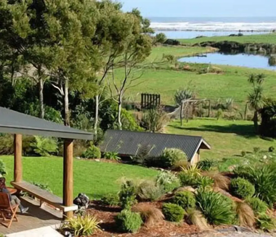 Paparoa Beach Hideaway with Hot Tub