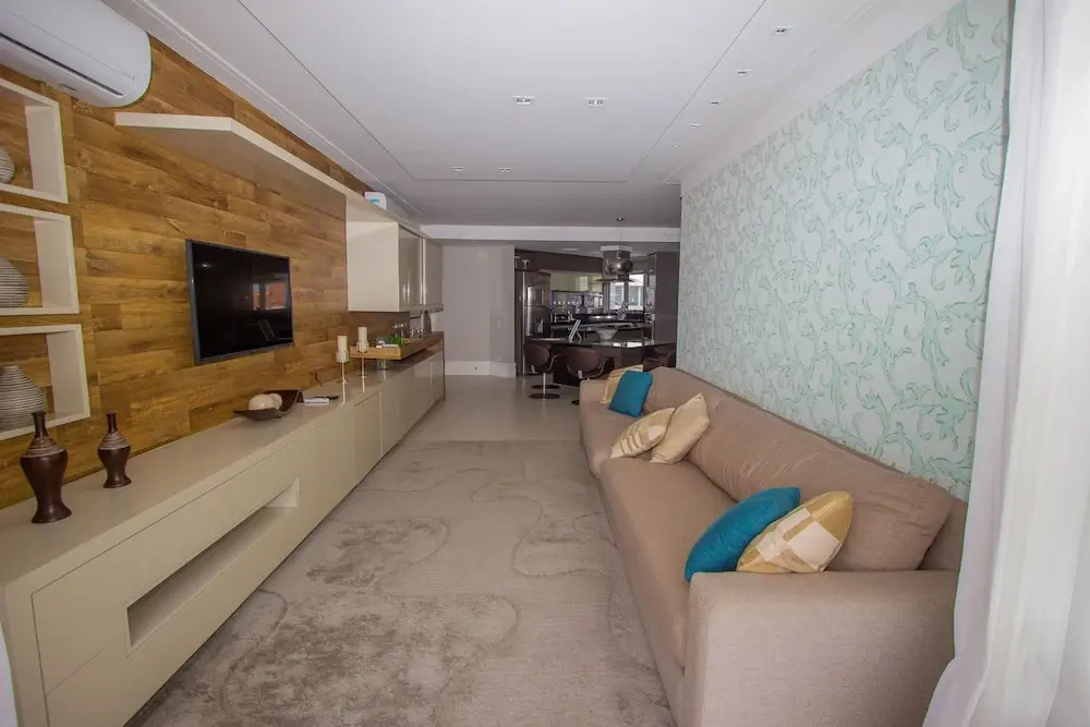 Duplex na Riviera à 70m da praia e próximo ao Shopping.