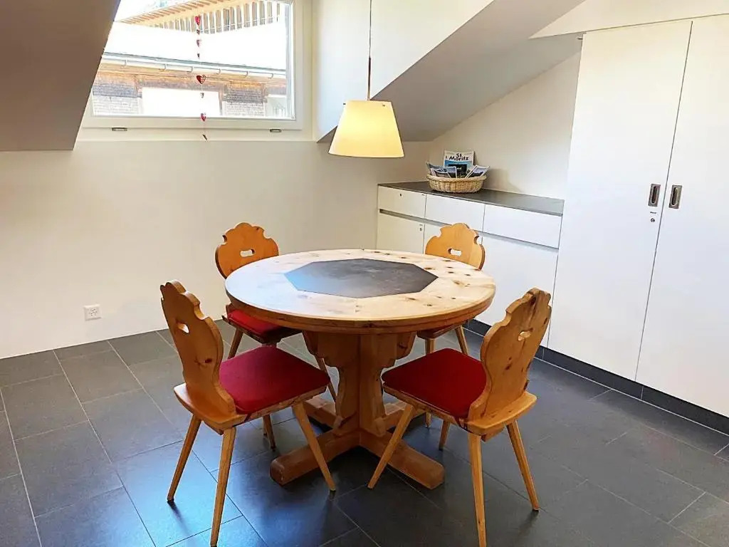 Dachwohnung im Alpenstil, 60m2 für 2P, mit Garage BM186