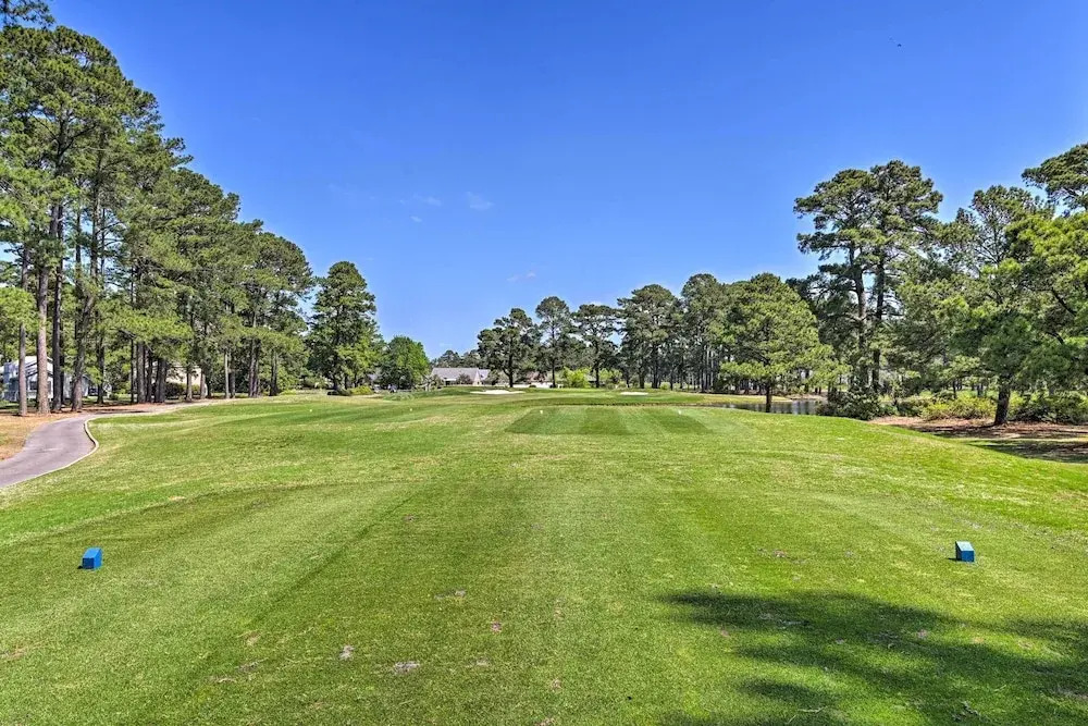 2 Mi to Beach: Myrtle Beach Golf Course Escape!