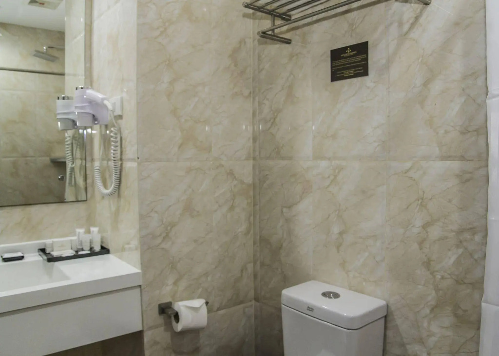 Golden Prince Hotel & Suites
