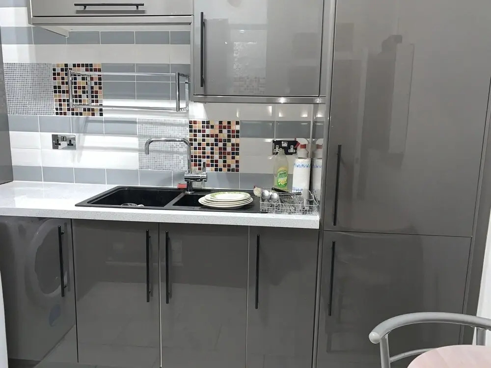Very Conv 1-bed Apartment With Views of London