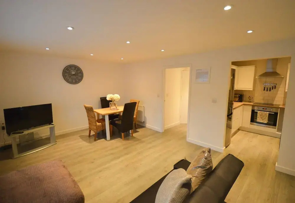Spacious 2 Bed Flat With Parking In Bedminster