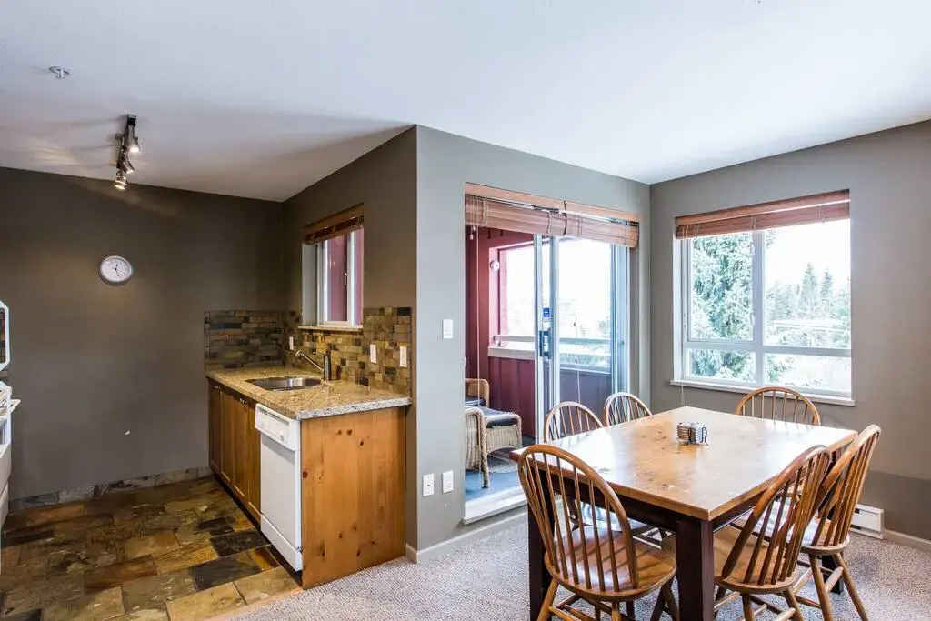 Whistler Village -  Best location - spacious - Village stroll - Walk to lift - bars - restaurants - grocery store - liquor store Deer Lodge 341
