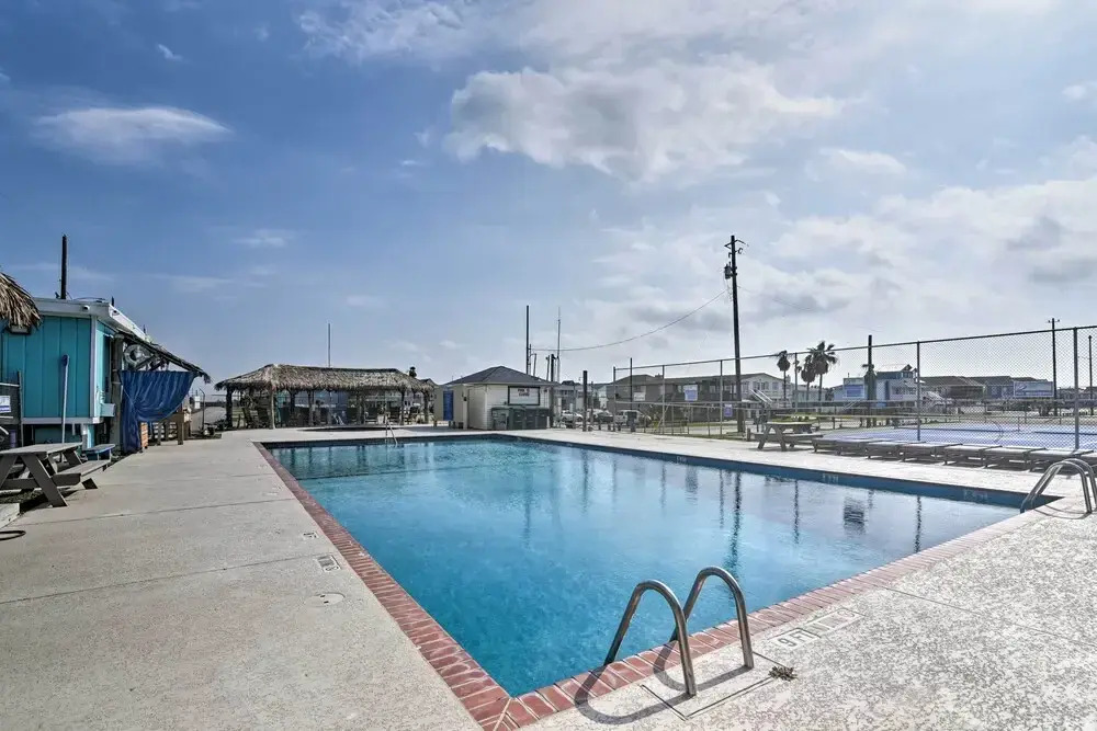 < 1 Mi to Beach! Galveston Gem w/ Outdoor Oasis