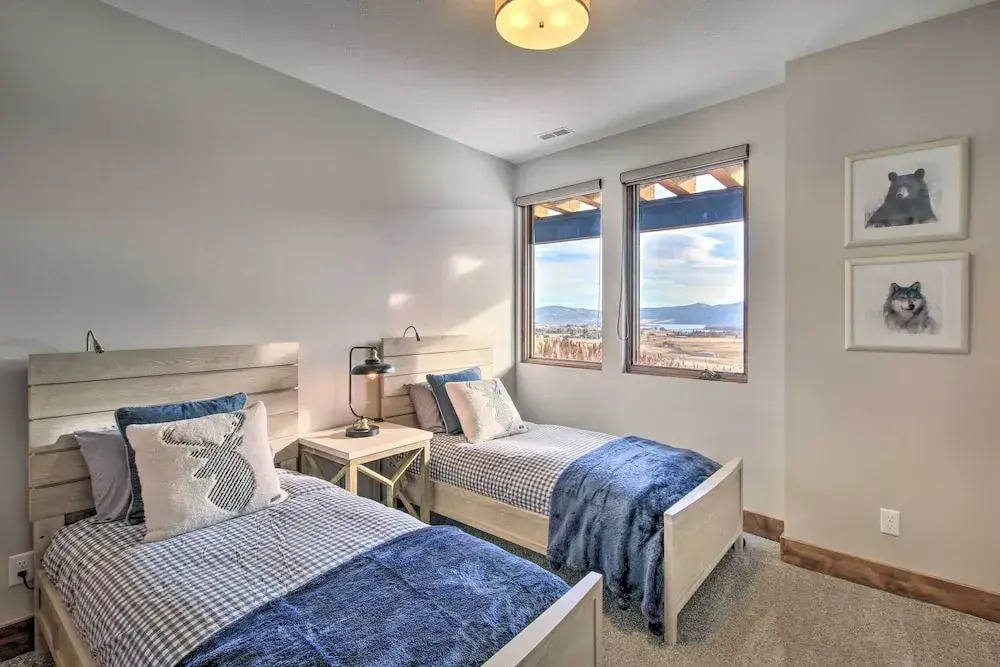 Modern Townhome w/ Mtn Views < 7 Mi to Ski Resorts