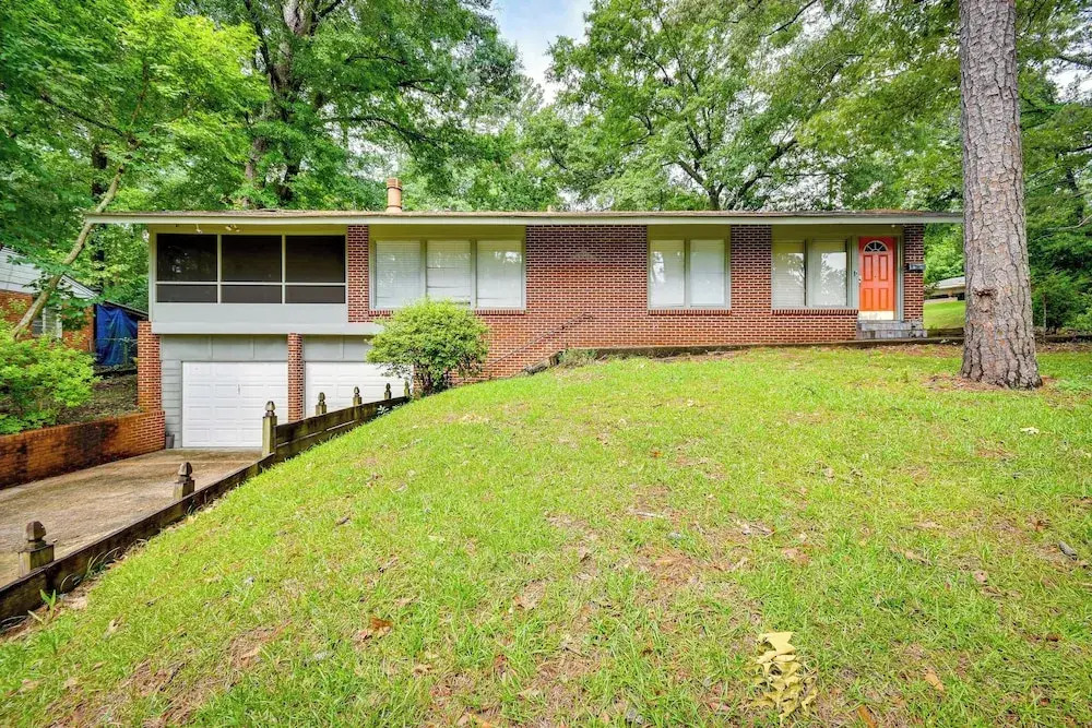 3 Mi to Dtwn Montgomery: Quiet Family Getaway!
