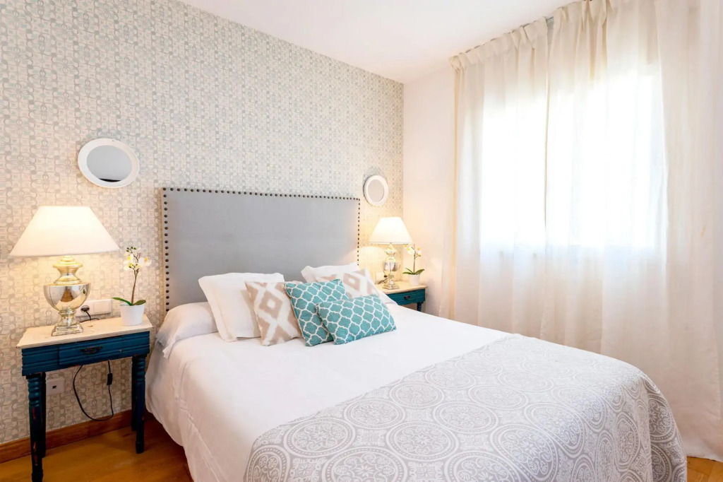 Beautiful 3 BD apartment next to the beach. Paseo de Reding II