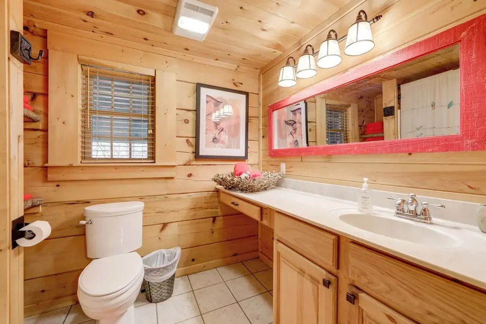 Creekside Cabin in the Heart of Maggie Valley