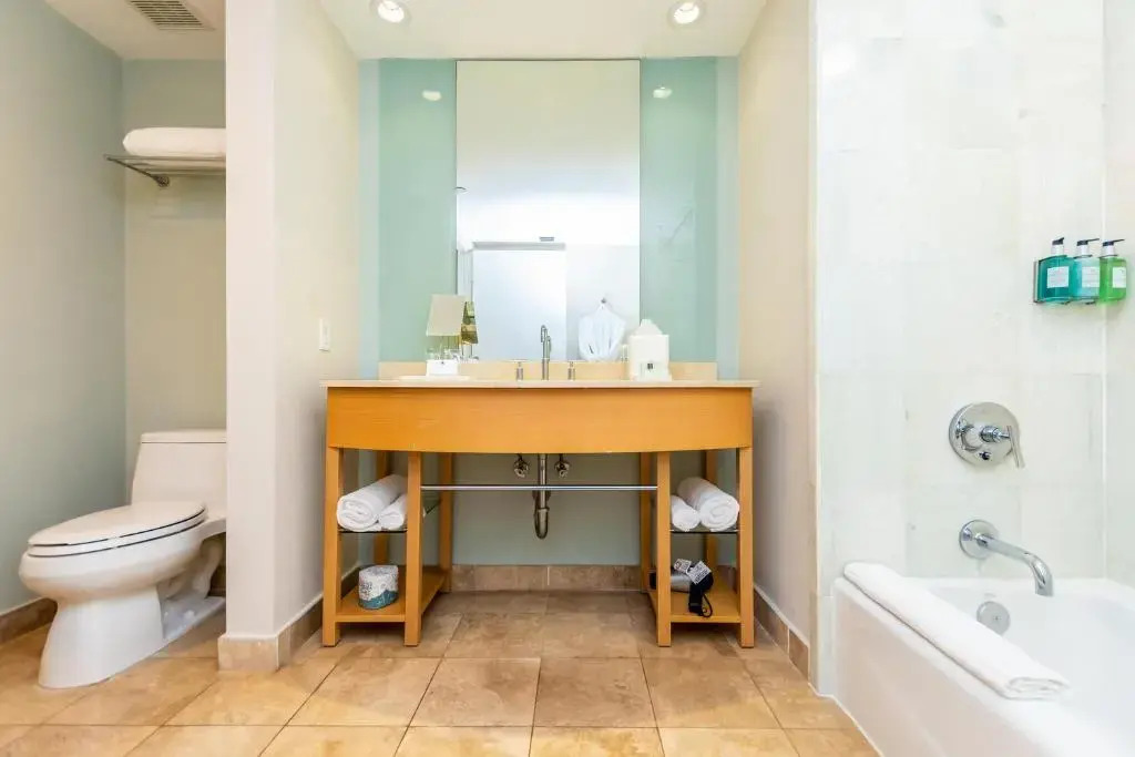 Marenas Resort Sunny Isles 25 Floor Ocean view 1/1