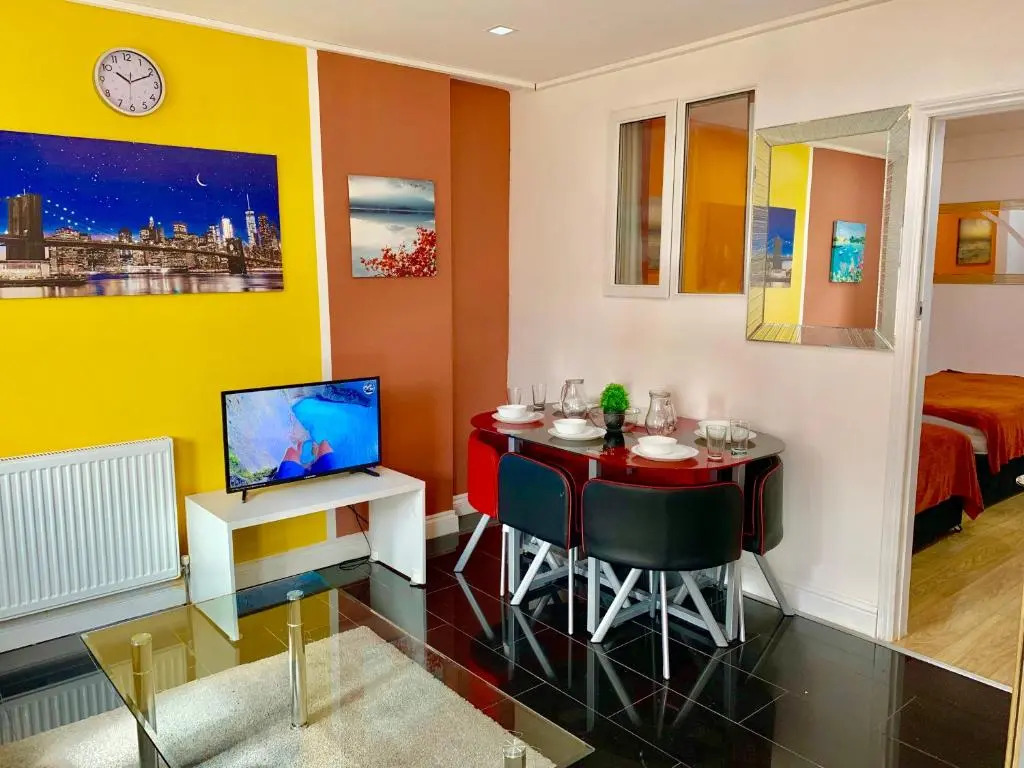 4 Bedrooms, 3 Baths, Full Kitchen and Lounge, Garden, Free Parking