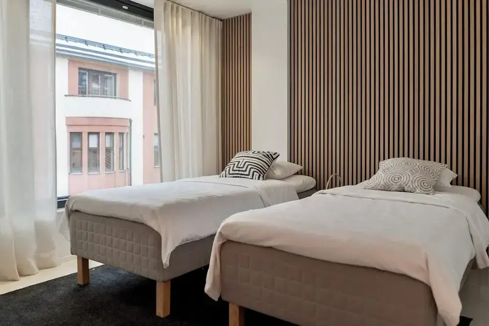Luxurious 3-Br Apt with Balcony