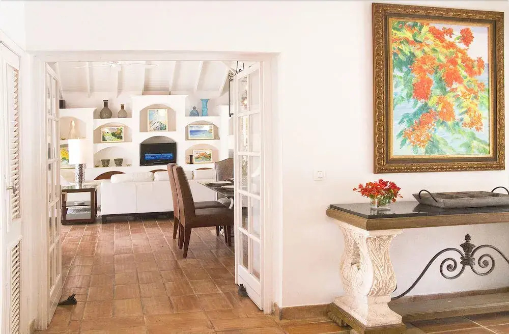 Charming Tropical Villa, Walk to the Beach! AC, Pool, Free Wifi, Concierge, Ideal for Families