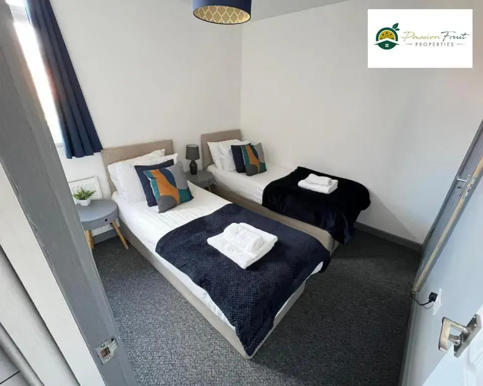 5 Bedroom - 5 Bathroom House By Passionfruitproperties close to Coventry City Centre with Free Wi-fi and garden - 34HRC