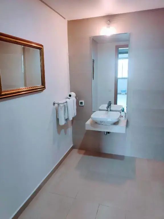 La Marina Luxury Apartment Fully Furnished Free WiFi, High Standard Residence, Swimming Pool View, Amazing Prime Location Close to Restaurants, Transport, Beach
