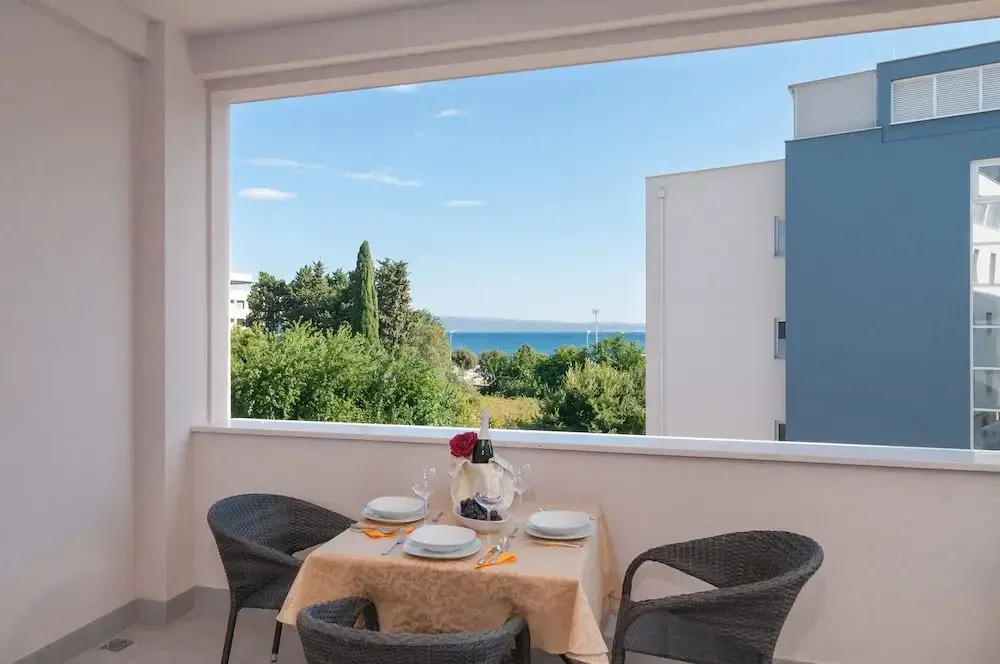 Luxury Rooms Near the Beach1
