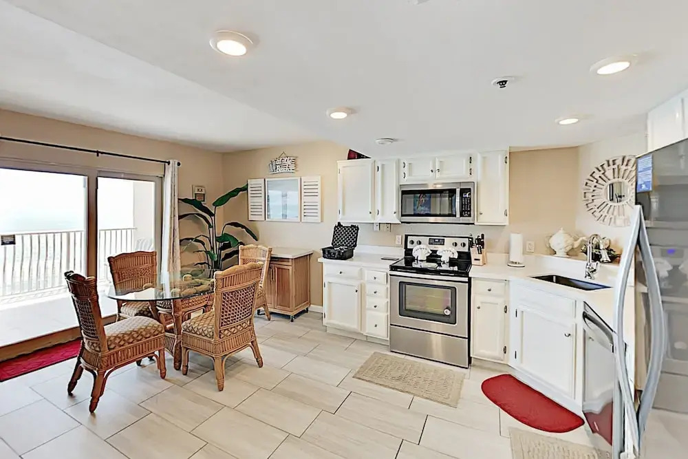 Walkable Gulf-front Perch: Oversize Balcony & Pool 2 Bedroom Condo
